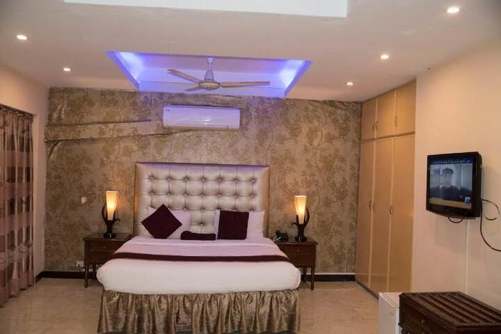 Room 8 of 14