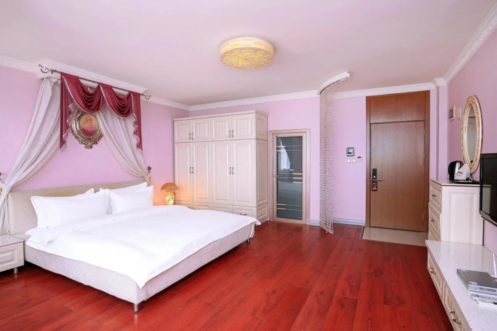 Room 5 of 11