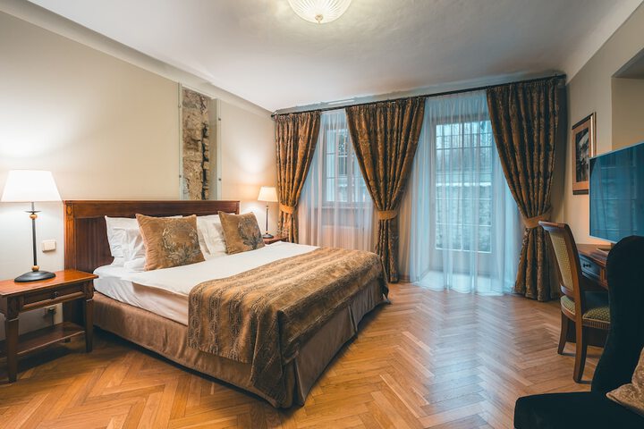 Room 40 of 136