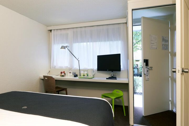 Room 4 of 32