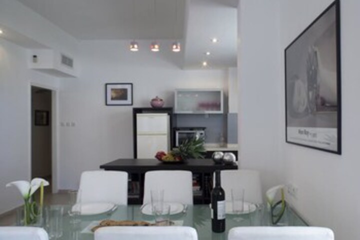 Room 7 of 28