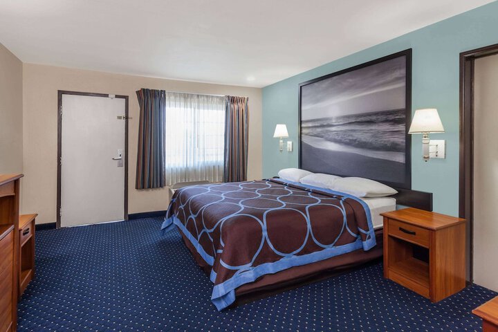 Room 8 of 16
