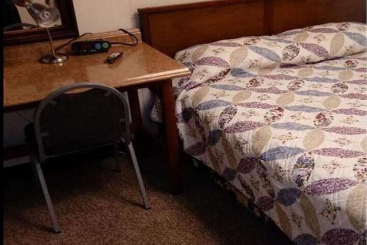 Classic Room 1 Queen Bed (5 of 11)