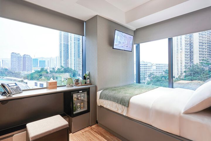 Room 8 of 80
