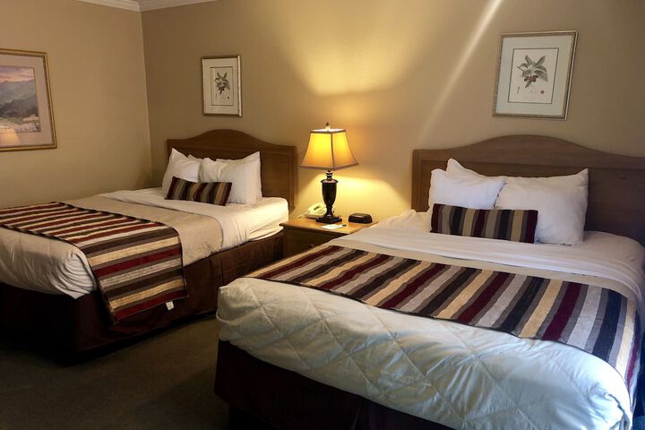 2 Queen Beds (10 of 24)