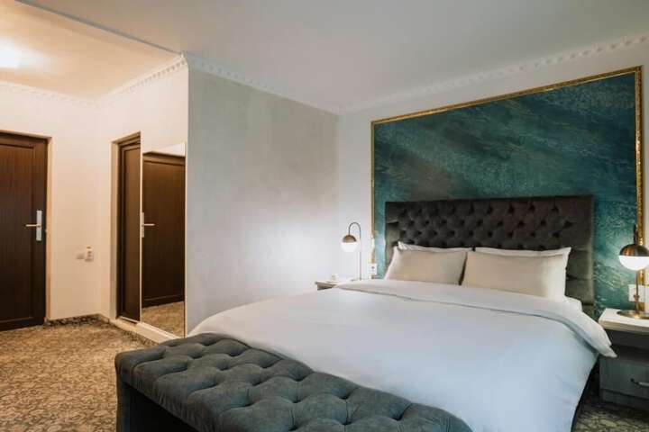 Room 10 of 42