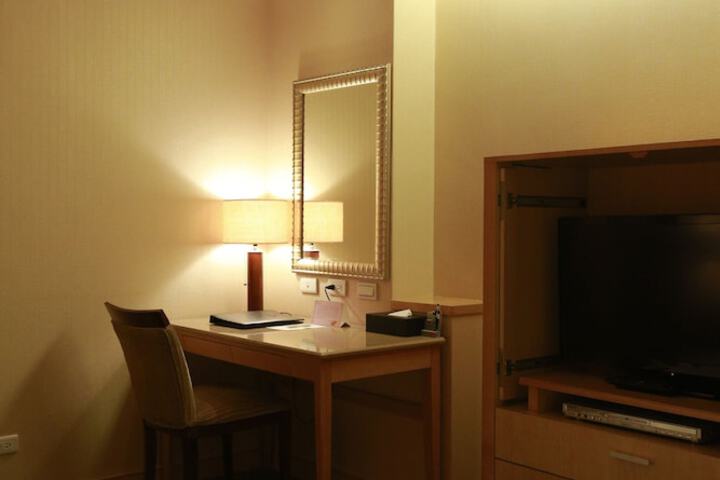 Room 10 of 33