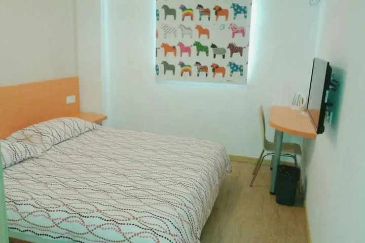 Room 4 of 9