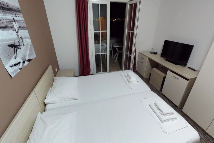 Room 9 of 42