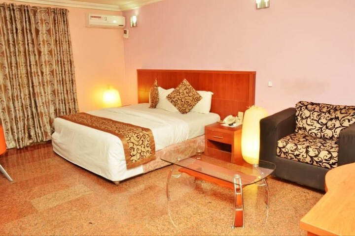Room 4 of 23