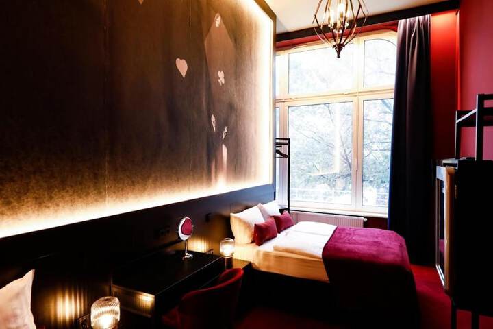 Room 27 of 100