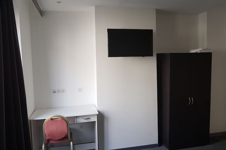 Room 8 of 13