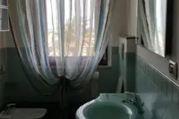Room 8 of 10