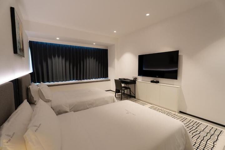 Room 26 of 100