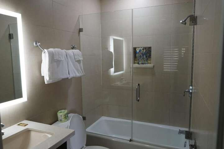 Room 8 of 9