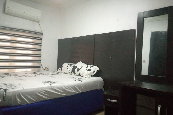 Room 4 of 8