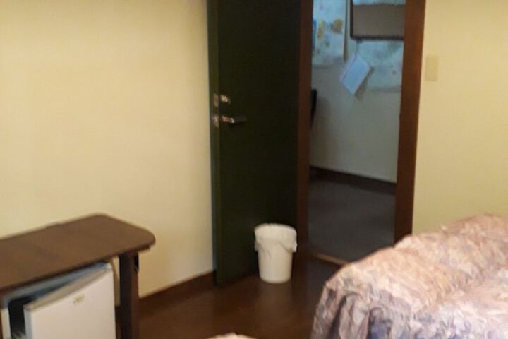 Room 18 of 128