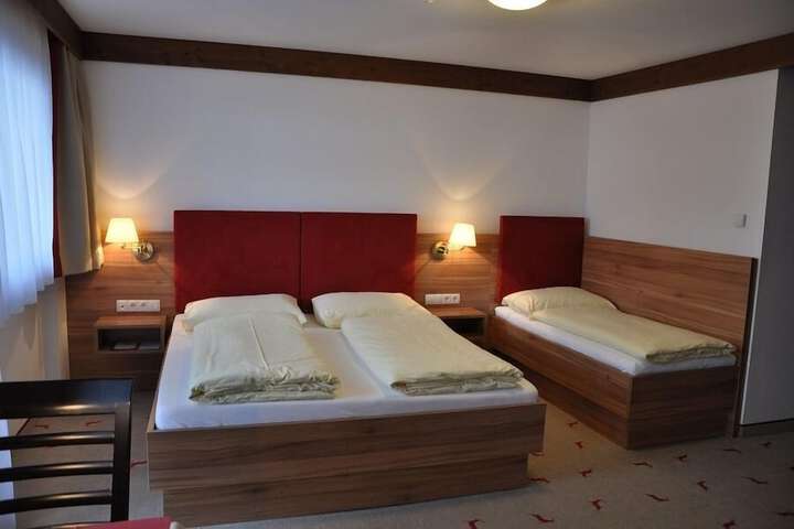 Room 9 of 33