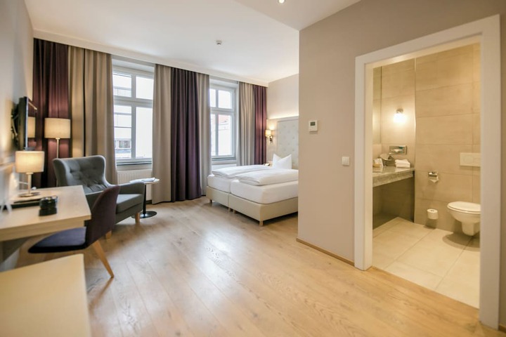 Room 52 of 136
