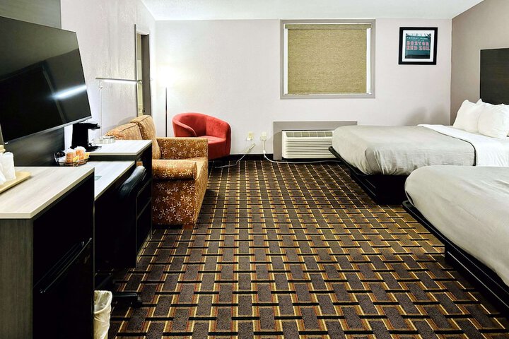 1 Queen Bed Accessible (12 of 21)