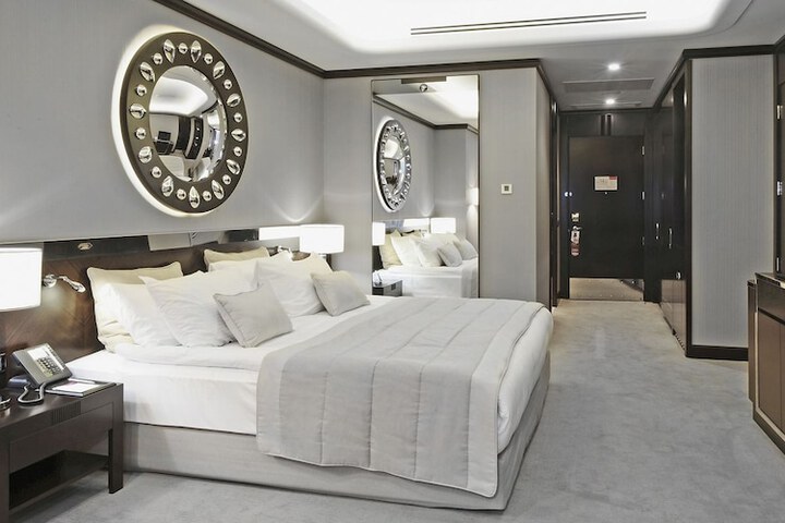 Room 13 of 102