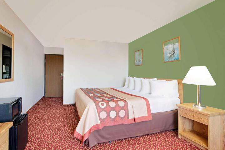 1 Queen Bed (2 of 8)
