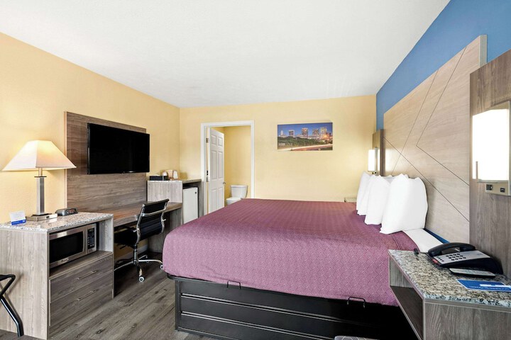 1 King Bed (7 of 18)