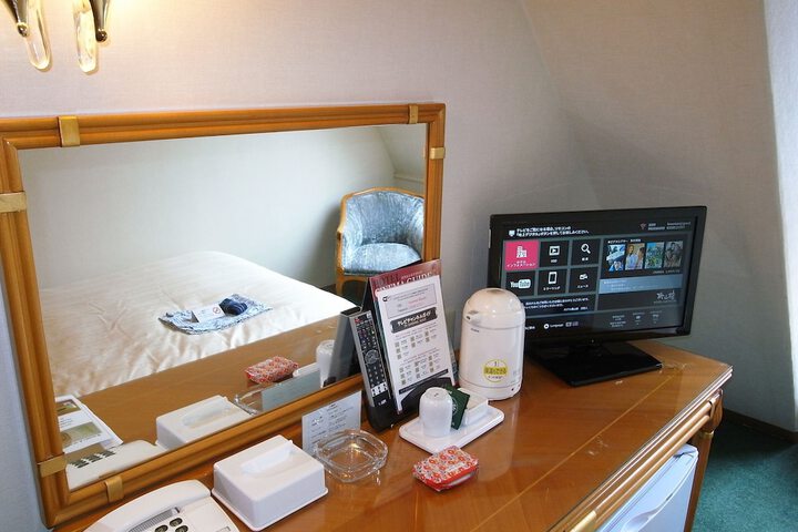 Room 6 of 16