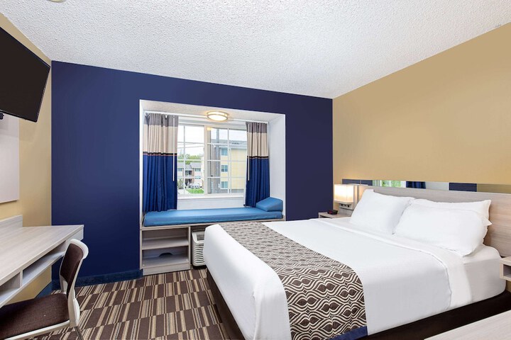 1 Queen Bed (22 of 27)