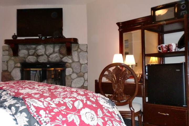 Deluxe King Bed Partial Lake View (2 of 48)