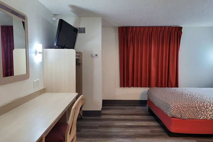 1 Queen Bed (2 of 19)
