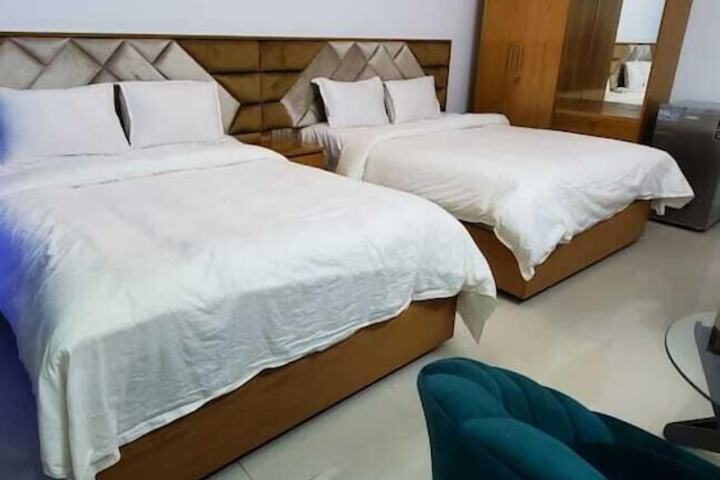 Room 2 of 10