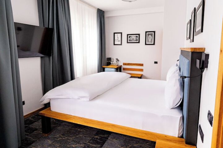 Room 32 of 77