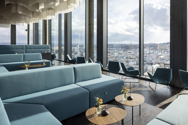 Lounge 53 of 74