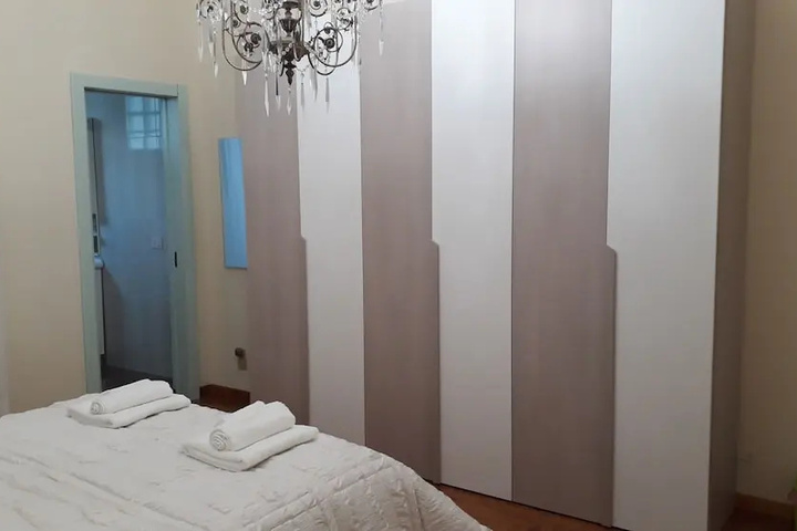 Room 5 of 10