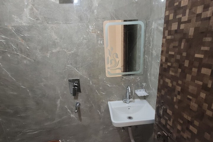 Room 9 of 11