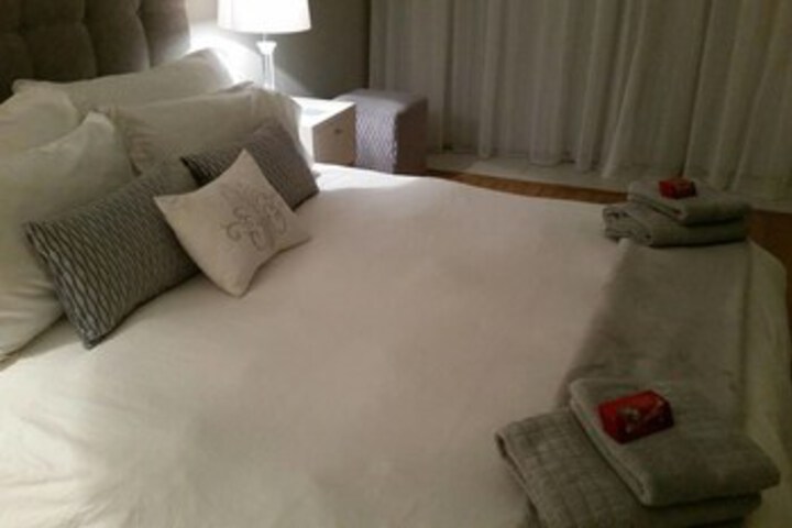 Room 4 of 12