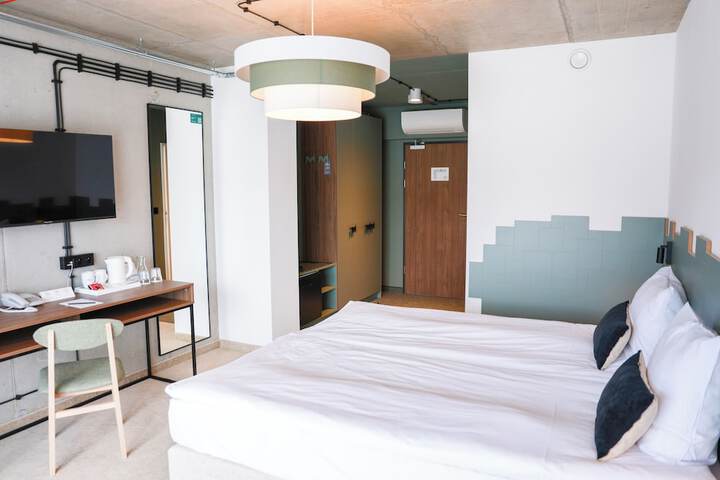 Room 8 of 37