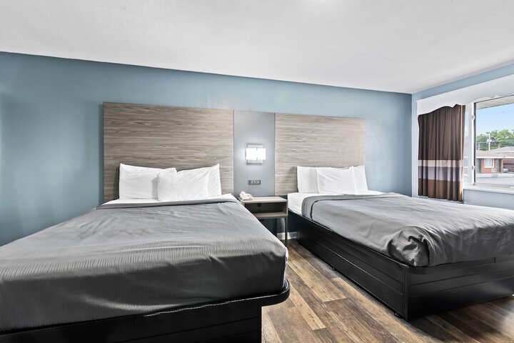 1 Queen Bed (9 of 12)