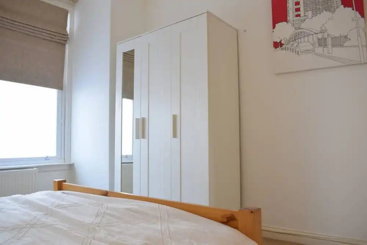 Room 4 of 12