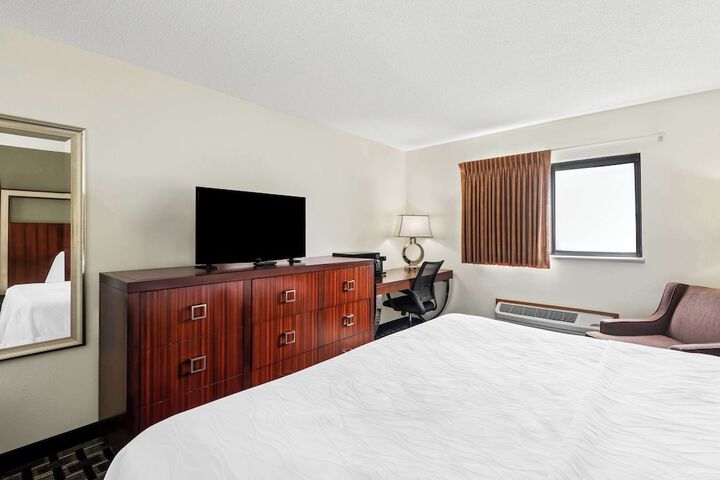 1 King Bed (5 of 14)