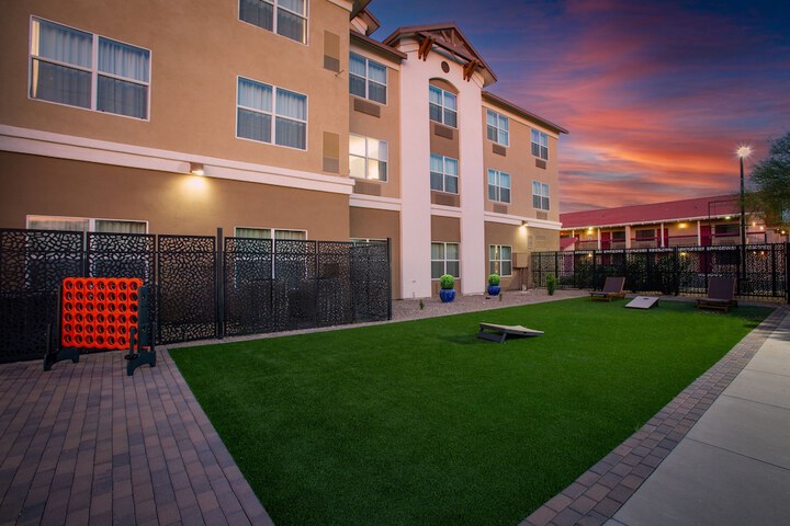 Hotel Exterior 70 of 80