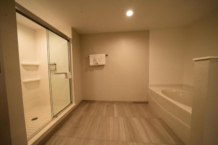 2 Queen Beds Suite (5 of 13)