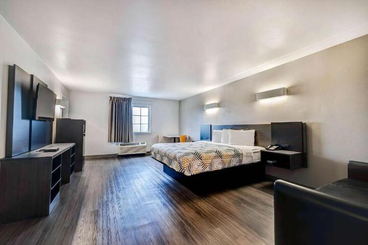 1 King Bed (7 of 13)