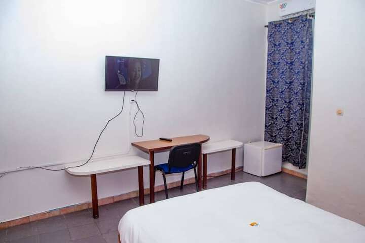 Room 6 of 12