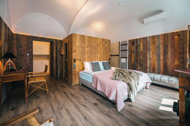 Room 33 of 104