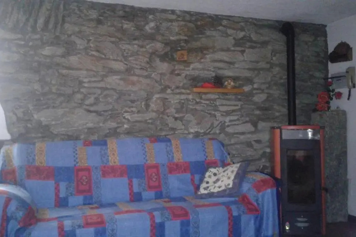 Room 4 of 9