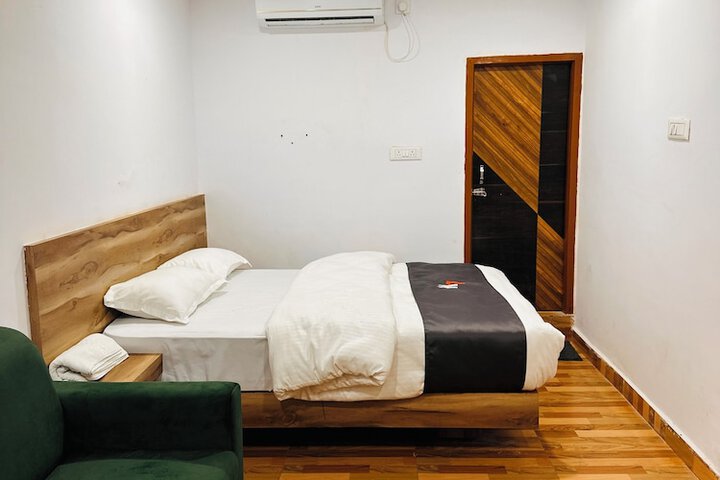 Room 6 of 33