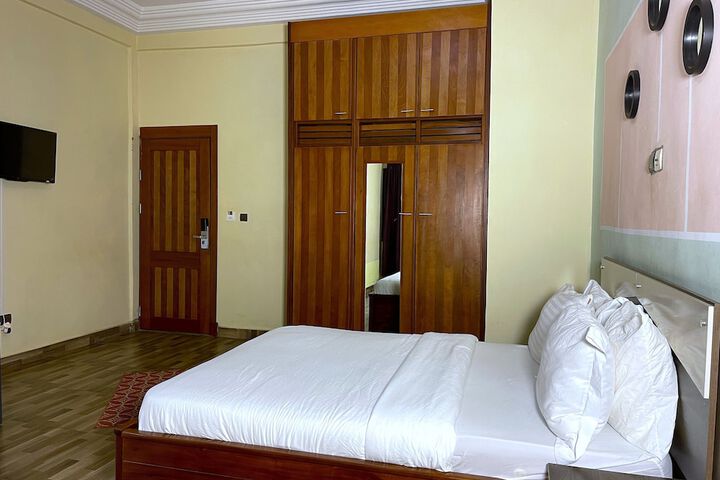 Room 9 of 124