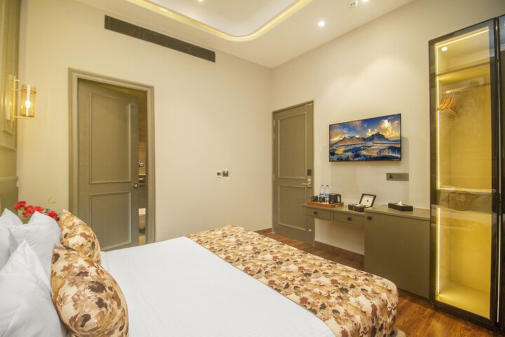 Room 8 of 38